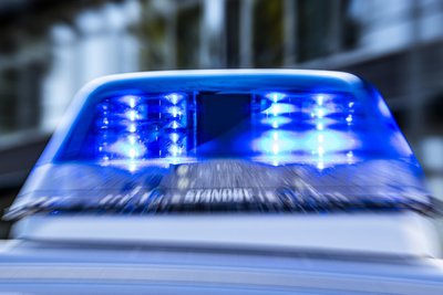 Die sächsische Polizei hat die Suche nach zwei Räubern eingestellt, nachdem das Duo sich auf einer Dresdner Wache selbst gemeldet hat.