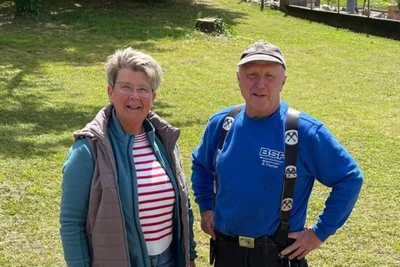 Ronny Fischer, ehemaliger Gornsdorfer, hier mit seiner Partnerin Gabriele Sieben, tappte neulich im Dunklen durch seinen Heimatort.