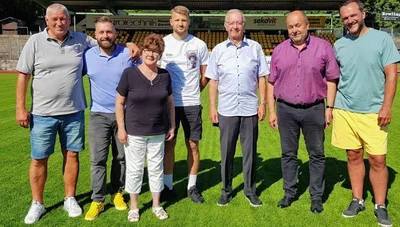 Beim VFC freut man sich über das Spiel bei Wacker Plauen am Freitagabend: (von links) Thomas Sesselmann, Thomas Fritzlar, Petra Dick, Johann Martynets, Wolfgang Stark, Gunter Reiher und Karsten Oswald. 