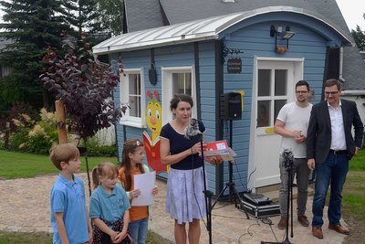 Zur Einweihung der "Bücherhäusel Schatztruhe" in Rothenkirchen gab es für Gewinner des Vorlesewettbewerbes der Grundschule Buchpreise. Schulleiterin Sandra Forycki (Mitte) mit den Gewinnern der Klassenstufe 1. Mit im Bild: Bürgermeister Andreas Gruner (rechts) und Philipp Wappler von der Gemeindeverwaltung.
