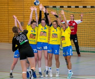 Nicht nur in dieser Szene bewiesen die Marienbergerinnen Leonie Tinney, Emma Bielawny, Kristin Tippmann-Wendrock und Sylke Sowa inklusive der Torhüterin Julia Kluge (von links) tollen Zusammenhalt. 
