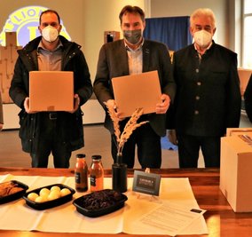 Bringen Gänsebraten in soziale Einrichtungen: Gastronom Robert Vennedey, OB Ralf Schreiber und Heribert Kosfeld (v.l.) vom Lions Club Mittweida-Burgstädt. 