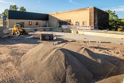 Im Außenbereich wird im Moment der Platz für die Lkw-Rampen gepflastert. Sechs Sattelzüge sollen dort künftig zur Beladung nebeneinander Platz finden.