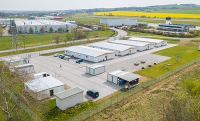 Das Containerdorf im Pfaffenhainer Gewerbegebiet. Dort leben knapp 100 Menschen. 