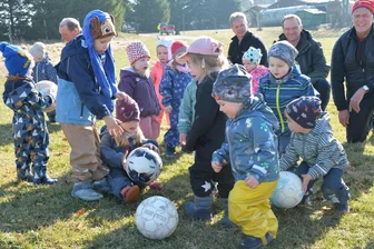 95.000 Euro Fördermittel für Spielplatz Langenau: Warum der Stadtrat trotzdem diskutiert - Kinder der Kita „Langenauer Spatzen“ besuchen den künftigen Mehrgenerationenpark am Sportplatz Langenau.