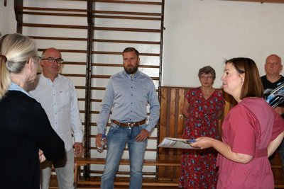 Die vogtländische CDU-Bundestagsabgeordnete Yvonne Magwas schaute sich vor Ort um und sprach in der Turnhalle mit Mühltroffer Sportlern über Möglichkeiten einer Unterstützung.