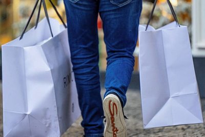 Mit geklauten Gutscheinen ging der Mitarbeiter auf Shoppingtour. 
