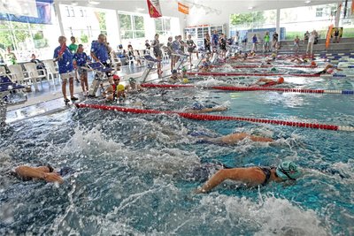 Die Glück-auf-Schwimmhalle – hier beim Zwickau-Triathlon – reicht am Nachmittag und frühen Abend nicht aus, um allen Schwimmtrainingsgruppen ausreichend Platz zu bieten.
