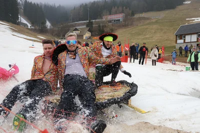 Finale furioso: Mit einem Riesensombrero übers Wasser. Doch daraus wurde nichts. Hut und Passagiere landeten vorher im Zaun.