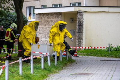 Feuerwehrleute betraten mit Schutzanzügen das Wohnhaus an der Solinger Straße in Aue.