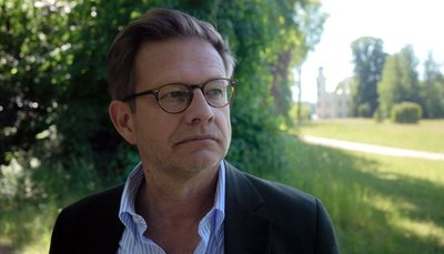 Mit "Träume aus Feuer" springt Illies in die Vergangenheit – und erzählt sie so, dass sie sich wie Gegenwart anfühlt.