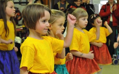 
              <p class="artikelinhalt">Zum Familientag zeigten die "Tanzhäschen" unter der Leitung von Mira Knäbel ihr Können, so zum Beispiel beim Schneewalzer. </p>
            
