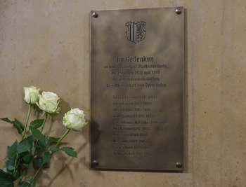 Auf der Tafel sind die Namen von Stadtverordneten zu lesen, die im NS-Regime ermordet wurden oder in den Lagern der Nazis zu Tode kamen. 