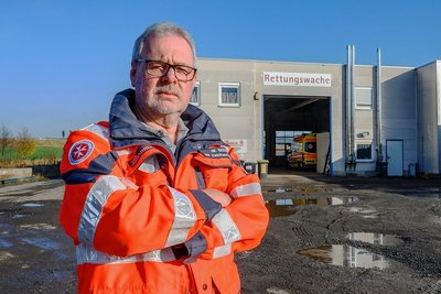 Wolfram Seidel arbeitet als Rettungssanitäter in Wildenfels im Landkreis Zwickau - eine oftmals belastende Arbeit. Fast 1500-mal am Tag rücken in Sachsen Rettungswagen aus - statistisch gesehen. Obwohl die Bevölkerung weniger wird, nehmen die Rettungsdiensteinsätze zu. In den vergangenen Jahren ist die Anzahl dieser Einsätze um mehr als 15 Prozent gestiegen. 2020 kamen die Sanitäter nach Angaben des Sächsischen Innenministeriums auf 533.757 Blaulichtfahrten.