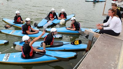 Das von Anne Reimers (rechts) trainierte U-16-Team des KSV Glauchau wurde jüngst auf dem heimischen Stausee ostdeutscher Meister. 