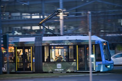 Eine Chemnitzer Straßenbahn macht seit gut vier Monaten Werbung für eine Karriere bei der Bundeswehr. Nun soll sich der Stadtrat mit dem Thema befassen.