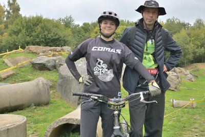 Cora Lehmann, hier mit ihrem Papa Mike, trainiert in Thalheim und wohnt in Schönborn. Bald geht es zur WM.