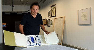 Mathias Lindner, Direktor der Neuen Sächsischen Galerie, ist stolz auf das außergewöhnliche Buch mit dem Titel "Stadt mit zwei Namen". 