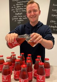 Robin Maekler empfiehlt sein weihnachtliches Teegetränk auch als alkoholfreien und dennoch würzigen Glühwein für Kinder. 