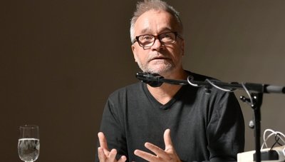 Der Schauspieler Thomas Darchinger las am gestrigen Freitag im Gymnasium Klingenthal. 