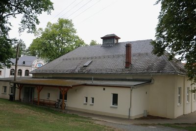 Die Turnhalle von hinten. Das Dach muss saniert werden. Allein kann der Verein die Investition nicht stemmen.