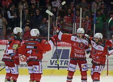 Schon im ersten Drittel herrschte am Sonntag in Crimmitschau gute Laune auf dem Eis und auf den Rängen. Hier feiern Mathieu Lemay, Filip Reisnecker, Felix Thomas und Timo Gams (von rechts) ein Tor. 