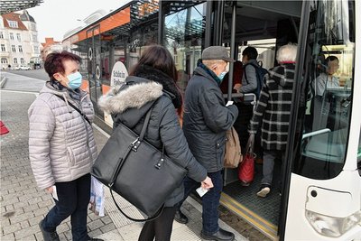 Bis Sonntag war im öffentlichen Personennahverkehr in Sachsen - hier ein Bild vom Busbahnhof in Freiberg - das Tragen einer Maske Pflicht. Seit Montag wird das nur noch dringend empfohlen. 