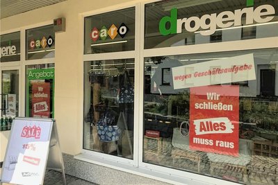 Ausverkauf bei der Caro-Drogerie in Treuen, die zum 1. September schließen soll.