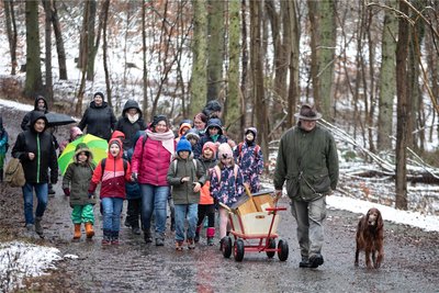 Die Mädchen und Jungen der Klasse 2b der Rückert-Grundschule zogen jetzt mit Initiator Erik Eichelkraut vom Vogtländischen Jagdverband Plauen (rechts) und Klassenleiterin Angela Groß (Mitte) ins Syratal.