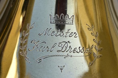Das Instrument wurde Ende der 1950er Jahre vom Markneukirchener Meister Karl Dressel gebaut.