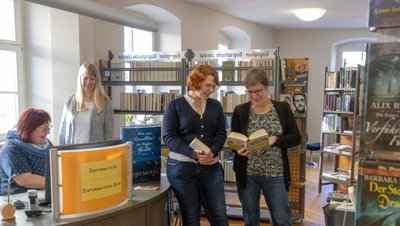 Das Team der Annaberger Stadtbibliothek - im Bild von links Dörte Lyra, Claudia Welke, Leiterin Sindy Hänel und Bärbel Falk - freut sich auf die Veranstaltungen zum Jubiläum. 