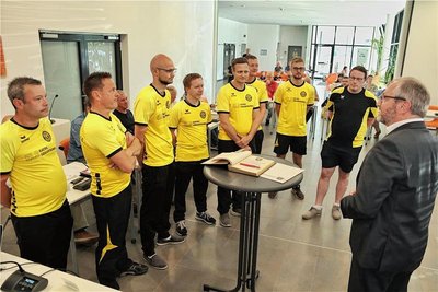 Die Kegler des Sportkegelvereins Auerbach haben sich am Montag in das Goldene Buch der Stadt eingetragen.