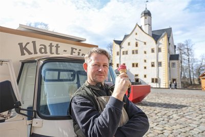 Rico Klatt aus dem Mittweidaer Ortsteil Frankenau ist mit seinem Eismobil bei den Genusstagen präsent – dort gibt es unter anderem Stachelbeereis- und, wie hier, Eis der Sorte Schwarze Johannisbeere.