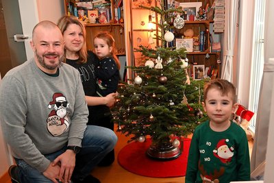 Sebastian, Annett, Clara und Richard Schäfer (v. l.) aus Erlau und ihr Weihnachtsbaum.