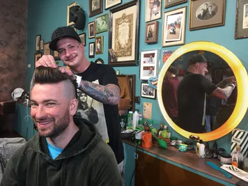 Rapper Marteria (links) ließ sich von Maximilian Wittig in Chemnitz die Haare schneiden.