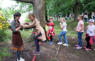 Azubi Vanessa Tennert (links) hilft der siebenjährigen Anna beim Überwinden der Slackline, bei der die Kinder ihre Geschicklichkeit bewiesen haben.