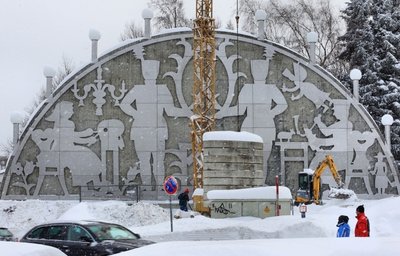 Der von Ott initiierte und finanzierte Riesenschwibbogen, hier vor der Fertigstellung 2012, ist ein Wahrzeichen der Bergstadt.