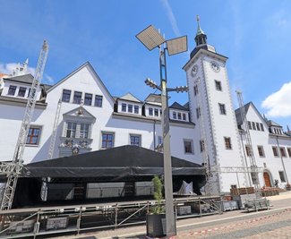Der Obermarkt vor dem Rathaus ist das Zentrum des Bergstadtfestes. Dort steht auch die große Bühne.