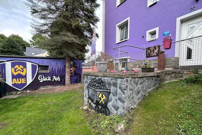 Zwei Fußballfans erfüllten Thomas Schumann einen Wunsch. Jetzt passen Garage und Grube zum lila-weißen Haus in Buchholz.