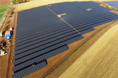 Mit dem Solarpark Dittersbach der Firma Sabowind hat Frankenberg ein Stück Energiewende vollzogen und spart im Vergleich zu herkömmlichem Strom rund 5000 Tonnen CO2 pro Jahr ein. Auf 7,5 Hektar Ackerfläche wird hier die Versorgung von circa 2200 Haushalten gesichert.