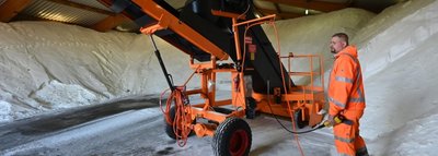 Meterhoch bis unters Dach ist das Lager des Winterdienstes mit Streusalz gefüllt. 5470 Tonnen werden davon pro Jahr im Schnitt auf die Chemnitzer Straßen gebracht. 