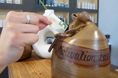 Bei Sabine Helmert und ihrem Friseursalon steht auf der Theke eine „Motivationskasse“.