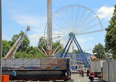 Der Rummel mit zahlreichen Fahrgeschäften kehrt auf den Parkplatz an der Ehernen Schlange zurück.