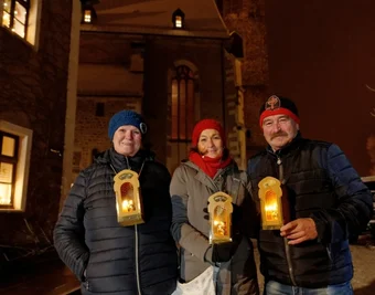 Carmen und Stefan Reidel haben mit ihrer Tochter Cindy Schmidt (Mitte) die Christmette in der St. Wolfgangskirche in Schneeberg besucht. Die Eltern tun das seit 45 Jahren. 