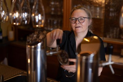 Sandra Mann vom Thumer Ratskeller teilt ihr Trinkgeld in einer Blechbüchse, über die Büchsenwart Manuela Langer wacht.