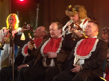 
              <p class="artikelinhalt">Sorgten beim Bierwetttrinken (mit Schnuller) für Gelächter: Friseurmeister Bernd Thiele, Brauereichef Maximilian Hösl und Bürgermeister Thomas Eulenberger (von links). Dazu gab's böhmische Musik.</p>
            