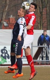 Kopfballduell zwischen Zwickaus Davy Frick (r.) und dem Babelsberger Joaquim Makangu. 