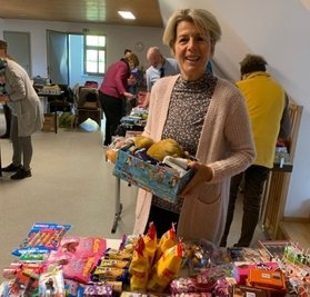 Catrin Schürer gehörte zu den Helfern, die Päckchen in Schwarzenberg gepackt haben. 