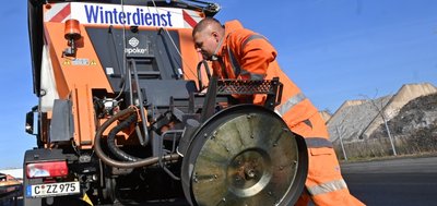 Vor dem Start in die neue Saison werden alle Räum- und Streufahrzeuge auf Herz und Nieren geprüft,wie hier von Sebastian Rehor. Gestiegene Rohstoffpreise lassen auch die Kosten und Lieferzeiten für Ersatzteile anwachsen. Durch Bevorratung versucht der Stadtreinigungsbetrieb ASR gegenzusteuern.