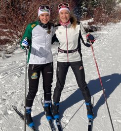 Bei Schnee und Sonne: Julia (r.) und Merle Richter haben sich seit Mitte Dezember gemeinsam auf Ski-Meisterschaften der USA vorbereitet. 